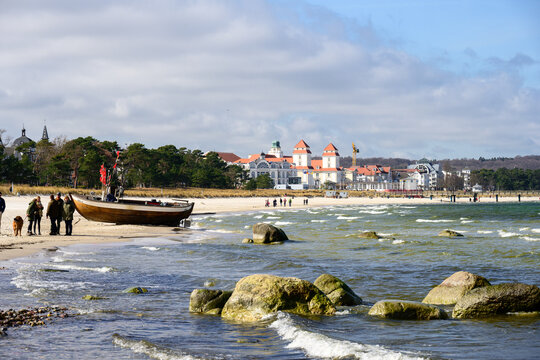 Der herrliche Sandstrand vom  Ostseebad Binz auf R&uuml;gen an einem winterlichen Sp&auml;tnachmittag Spatzierg&auml;nger nutzen das sch&ouml;ne Wetter