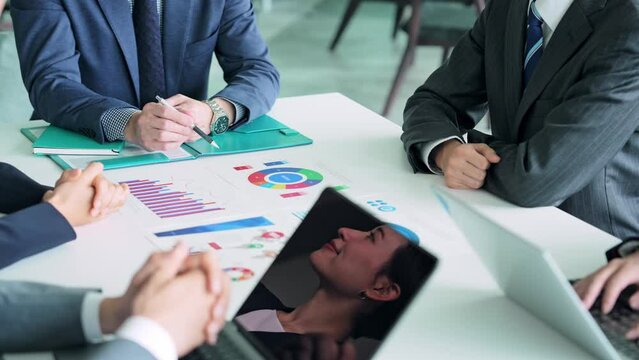会議するビジネスグループ　スローモーション
