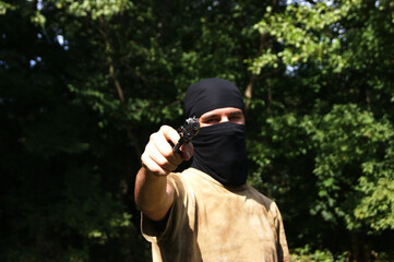 The scene of a criminal with a hidden face shoots at close range.