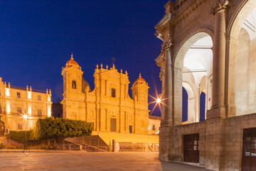 Fototapeta na wymiar Noto, Siracusa. Cattedrale di San Nicolò e angolo di Palazzo Ducezio 