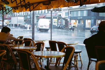 Terrasse parisienne sous la pluie