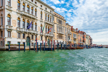 Fototapeta na wymiar Historical buildings along the Grand Canal in Venice.