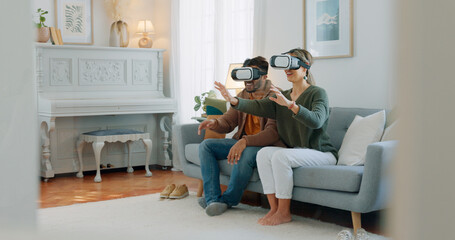 Obraz premium VR gamer couple, metaverse or futuristic tech on sofa in living room for cyber game, 3D gaming or future ai media. Virtual reality, video game or esports for technology, digital fun or online fantasy