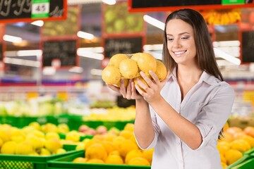Obraz premium Young beautiful happy woman shopping food