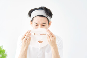 フェイスマスクをする男性