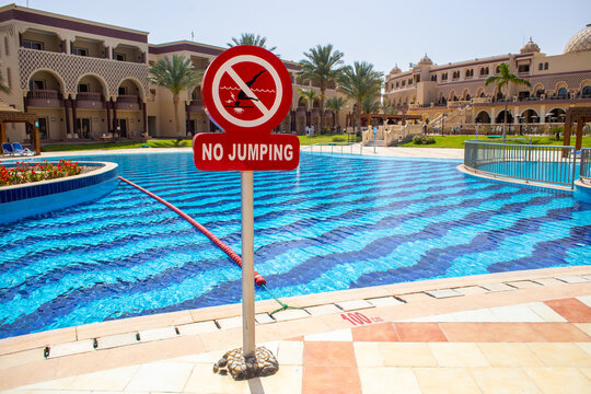 Information by the pool: Do not jump into the pool. Depth 