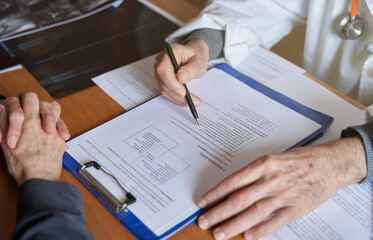 doctor explaining diagnostic to patient