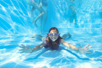 kids swimming  in pool - 573907397