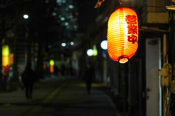 日本の居酒屋や焼き鳥、和食レストランでよく見られる赤いちょうちん