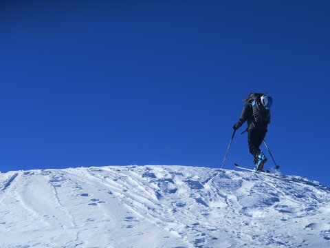 Skieur de rando en montagne sur la neige dans les Pyr&eacute;n&eacute;es l'hiver