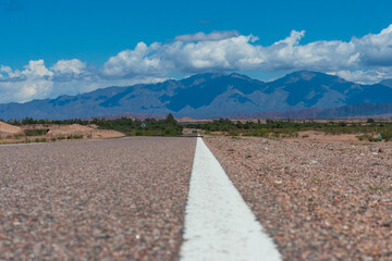 Ruta con montañas en el fondo, Fiambala, Catamarca, Argentina