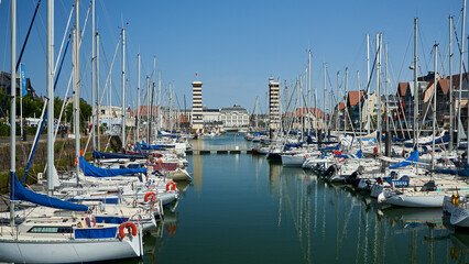 Der Yachthafen von Deauville, Frankreich mit seinen zwei gestreiften Türmen und dem Casino im...