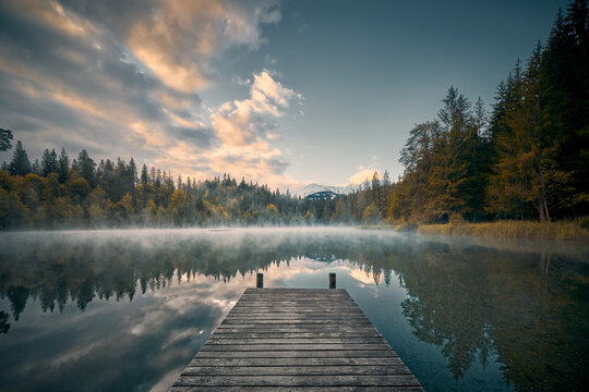 Morgenstimmung am Crestasee in Flims. Der Holzsteg f&uuml;hrt den Betrachter direkt ins Bild.