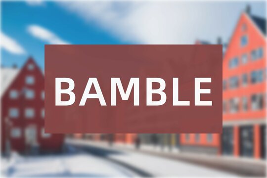 Bamble: Der Name der norwegischen Stadt Bamble in der Region Telemark vor einem Hintergrundfoto