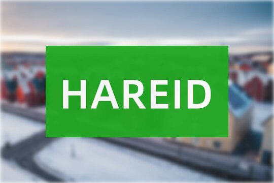 Hareid: Der Name der norwegischen Stadt Hareid in der Region M&oslash;re og Romsdal vor einem Hintergrundfoto