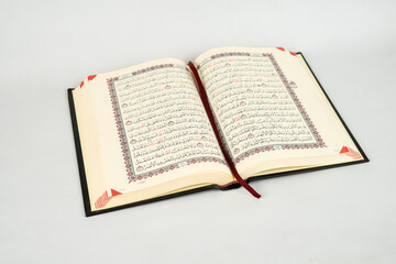 Obraz premium Open holy Quran book isolated