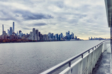 Scenic view of the New York Manhattan skyline seen from across the Hudson River in Edgewater, New Jersey - obrazy, fototapety, plakaty