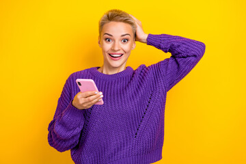 Photo of excited unexpected eshopping sale influencer young blonde hair lady touch head new promo message isolated on yellow color background