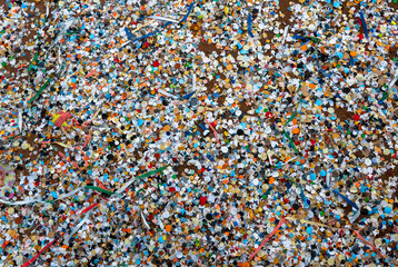 vista a tutto campo di grande quantità di coriandoli colorati a terra nel carnevale