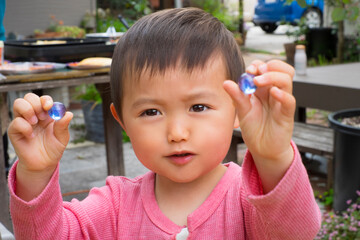 どっちのビー玉か迷う2歳児