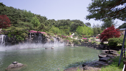 Korean-style artificial waterfalls and ponds, autumn parks