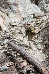 Soldat américain qui se déplace dans les gravats, opération Red Wings