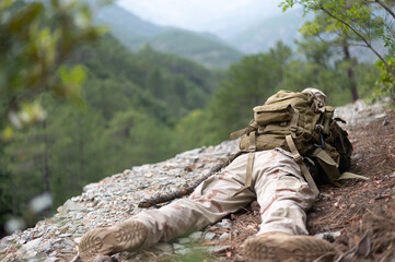 Fototapeta premium Soldat américain allongé sur le sol en position de tir, opération Red Wings