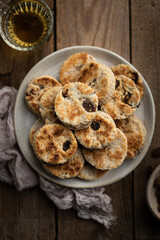 Griddle cakes ou Welsh cakes scones gâteaux plats aux raisins secs