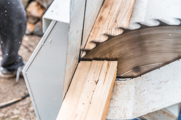 Nahaufnahme einer Kreissäge mit Holzscheite für Holzschneiden, Deutschland