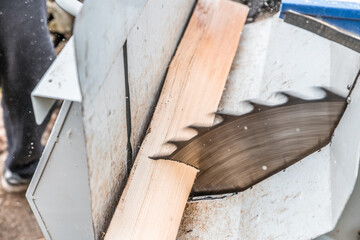 Nahaufnahme einer Kreissäge mit Holzscheite für Holzschneiden, Deutschland