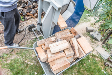 Nahaufnahme einer Kreissäge mit Holzscheite für Holzschneiden, Deutschland