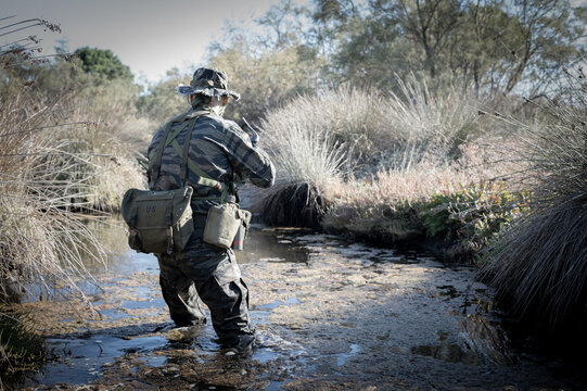 Un soldat arpente les mar&eacute;cages, treillis, uniforme am&eacute;ricain 