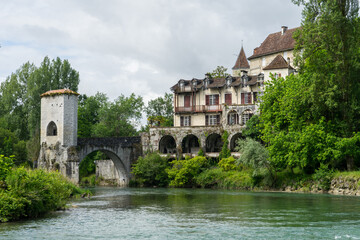 Fototapeta na wymiar Pont sur le gave de Sauveterre de Béarn