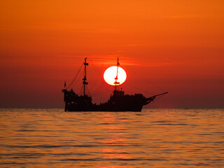 Zachód słońca nad polskim morzem w Łebie