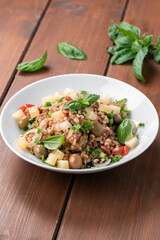 Deliziosa insalata di farro condita con verdure e formaggio, dieta vegetariana 