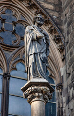 Fototapeta premium Köln, Heiligenfigur auf einer Steinsäule am Dom