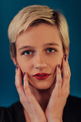 Photo Beautiful businesswoman, successful confident young woman posing with hands on face. Selective focus 