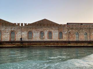 Obraz premium front view of facades of old stocks on waterfront in Venice city from Venetian lagoon in winter twilight