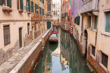 Fototapeta na wymiar View of old traditional Venetian houses along the canal.