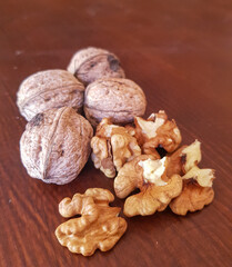 Explore the scenery of peeled and unpeeled walnuts