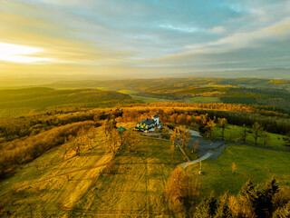 Naklejka premium Sonnenuntergangs Feeling auf den Hausberg von Kühndorf - den Dolmar - Thüringen - Deutschland