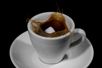 Kaffeetasse mit Würfelzucker Splash