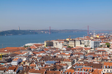 Fototapeta na wymiar Ausblick von der Festungsanlage Castelo de São Jorge, Lissabon