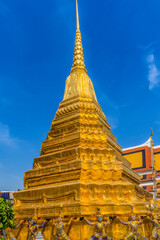 Fototapeta premium Colorful Guardians Gold Stupa Pagoda Grand Palace Bangkok Thailand