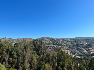 Fototapeta na wymiar Distant view of one of valparaiso's hill