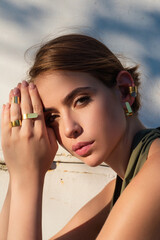 Obraz premium Country style woman, close up woman portrait in nature at the village outdoors. Beautiful sensual girl on summer day at countryside. Rustic style. Nature woman outdoor. Beauty girl face closeup.