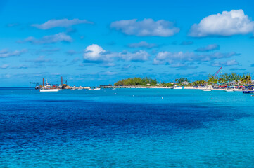 Obraz premium A view along the shoreline on the island of Grand Turk on a bright sunny morning