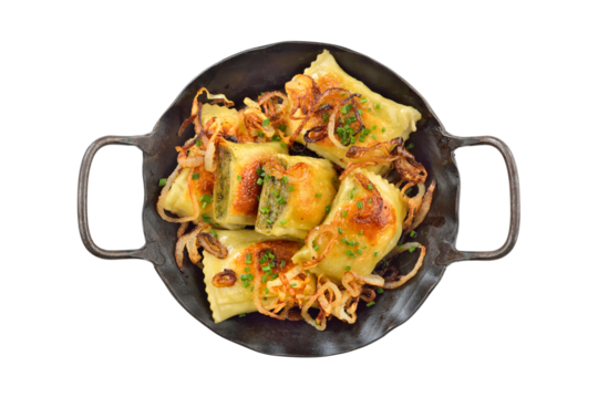 Gebratene schwäbische Maultaschen mit Röstzwiebeln in der Eisenpfanne auf weißem Hintergrund - Fried Swabian meat ravioli with roasted onions served in an iron frying pan on white background