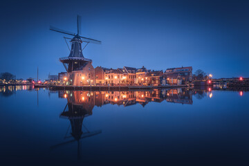Fototapeta na wymiar Windmill De Adriaan at night in Haarlem, Netherlands