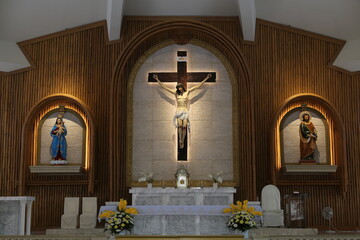 Altar in der Kirche von Padre Pio in Santo Tomas, Provinz Batangas, Philippinen - obrazy, fototapety, plakaty
